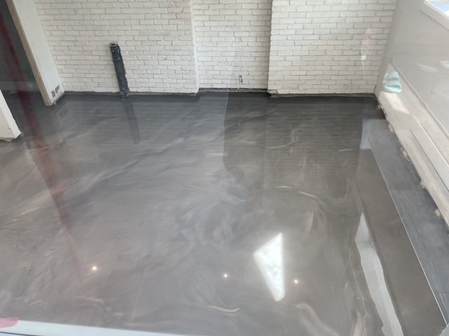 La solution aux dégâts d’eau: Le plancher en époxy qui protège vos planchers